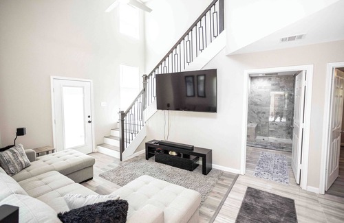 Alvin House | Indulge in a restful retreat at Lake Morgan in Alvin, TX.