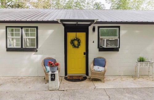 Fort Payne Apartment | Industrial Apartment #4 Queen Studio