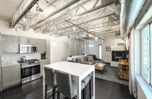 Pleasant Valley House | Industrial loft steps to main strip Minutes to GOGsn