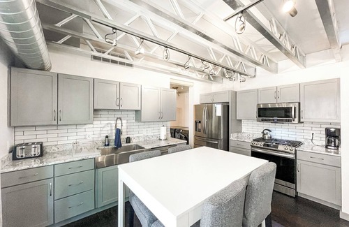 Pleasant Valley House | Industrial loft steps to main strip Minutes to GOGsn