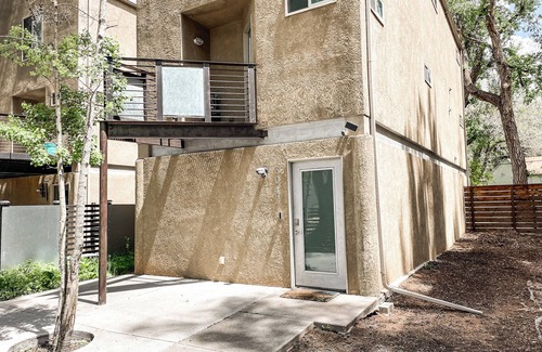 Pleasant Valley House | Industrial loft steps to main strip Minutes to GOGsn