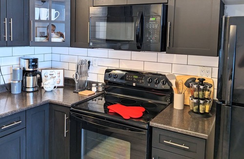 Saskatoon Condo | Industrial-Style 2BDR Suite Near Saskatoon Airport