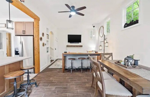 Batesville Cabin | Inn at the Woods: Updated Cabin w/Mountain Views