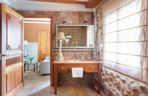 Villalonga House | Inn 'Suite Junior' with Private Terrace, Wi-Fi and Air Conditioning