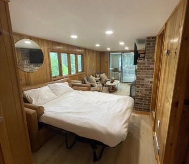 Washington House | Intimate Cabin Private Dock