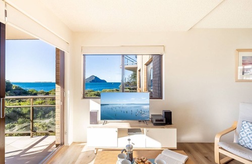 Nelson Bay Apartment | Intrepid, 15 3 Intrepid Close - right on the beachfront and WiFi