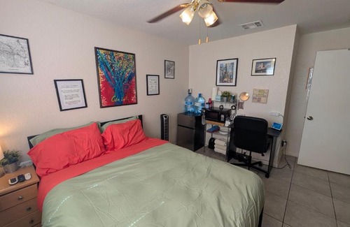 Largo House | Introverts Paradise! Central Largo and Pinellas! 15 mins to beaches!