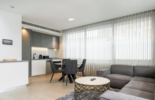 Coogee Apartment | Inviting 2BR Unit w/Parking near Coogee Beach