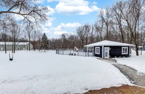 Navarre House | Inviting 6 Bedroom House with Pool, Sauna.