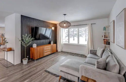 Navarre House | Inviting 6 Bedroom House with Pool, Sauna.
