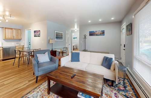 Turnagain House | Inviting home with full kitchen, enclosed yard & washer/dryer