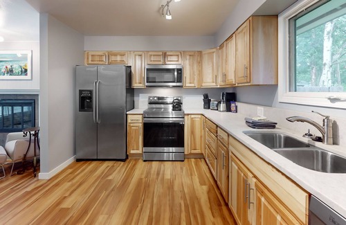 Turnagain House | Inviting home with full kitchen, enclosed yard & washer/dryer
