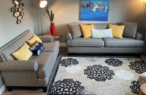 Red Deer House | Inviting, Modern Townhouse