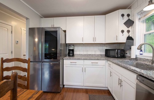 Wolf Laurel Cottage | Inviting Mtn Retreat! Fire Pit+Grill~WiFi~Near AVL~ 3 Mins to Hatley Pointe!