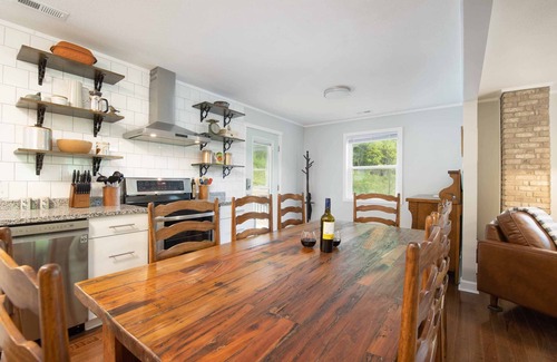 Wolf Laurel Cottage | Inviting Mtn Retreat! Fire Pit+Grill~WiFi~Near AVL~ 3 Mins to Hatley Pointe!