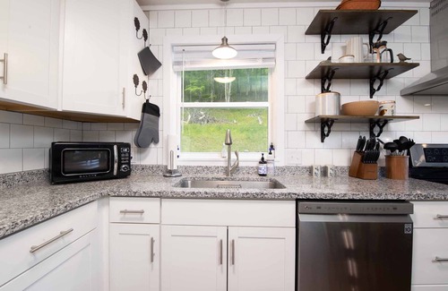 Wolf Laurel Cottage | Inviting Mtn Retreat! Fire Pit+Grill~WiFi~Near AVL~ 3 Mins to Hatley Pointe!