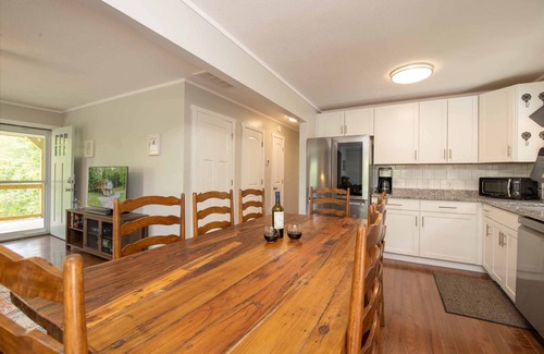 Wolf Laurel Cottage | Inviting Mtn Retreat! Fire Pit+Grill~WiFi~Near AVL~ 3 Mins to Hatley Pointe!