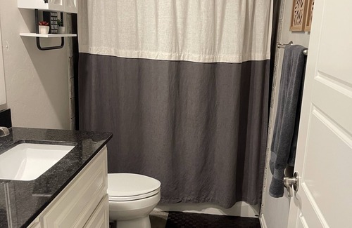 Edmond House | Inviting, well equipped, sleeps 8 + comfortably w/access to Edmond/OKC in mins.