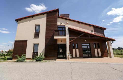 Szolnok House | Ipari Park Panzió