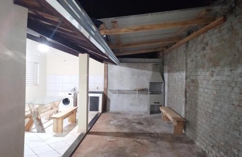Aracatuba House | Iporã casa simples Ar-cond, wi-fi, smartv, máquina de lavar 6 pessoas, equipado com churrasqueira, garagem para 4 carros sendo 2 coberta, Hop Independente