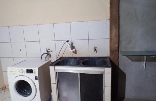 Aracatuba House | Iporã casa simples Ar-cond, wi-fi, smartv, máquina de lavar 6 pessoas, equipado com churrasqueira, garagem para 4 carros sendo 2 coberta, Hop Independente