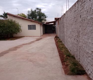 Aracatuba House | Iporã casa simples Ar-cond, wi-fi, smartv, máquina de lavar 6 pessoas, equipado com churrasqueira, garagem para 4 carros sendo 2 coberta, Hop Independente