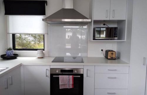 Raglan Apartment | Ironsands Beach Stay - new home - central