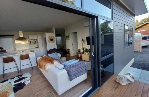 Raglan Apartment | Ironsands Beach Stay - new home - central
