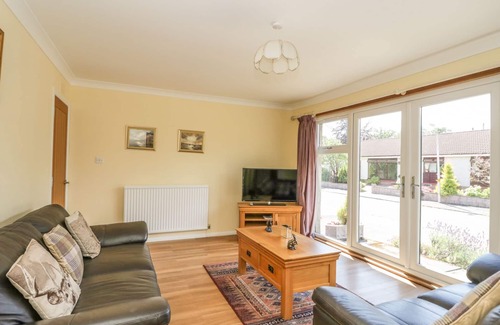 Murthly Cottage | ISLA COTTAGE, pet friendly, with a garden in Blairgowrie