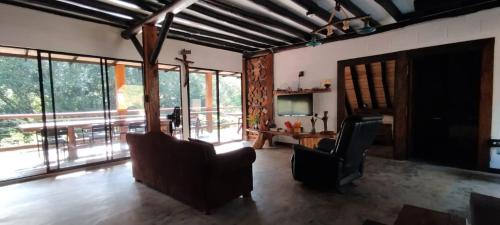 Yolombo House | Isla Escondida Maceo Finca Hotel y Restaurante