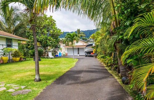 Waimanalo Cottage | Island Beach Cottage with a deck ! Gated, Air Conditioning,steps to beach