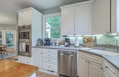 Isle of Palms House | Island Escape: Luxe Home w/Porch, Golf Course Views & Walk to Beach