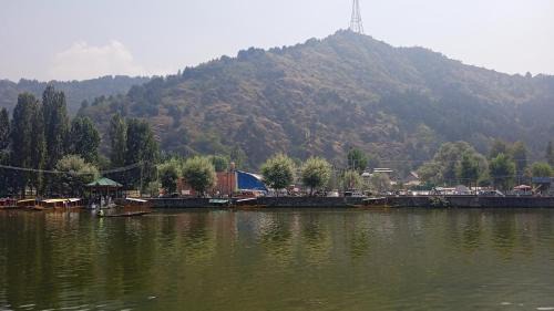 Dal Lake House | Island homestay in dal lake