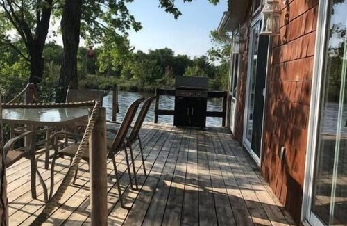 Nipissing Cottage | Island Retreat steps to waters edge
