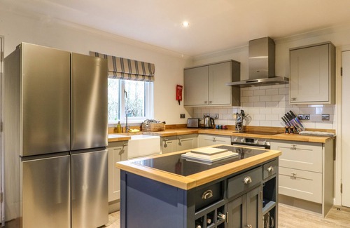 Glencoe Cottage | ISLAND VIEW HOUSE, pet friendly, with hot tub in Glencoe