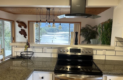 Madeira Park House | It is a short distance to paradise, enjoy this waterfront with a dock