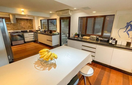 Joatinga House | It is located in a stunning and privileged setting on Joatinga beach.
