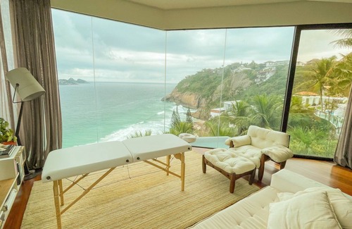 Joatinga House | It is located in a stunning and privileged setting on Joatinga beach.