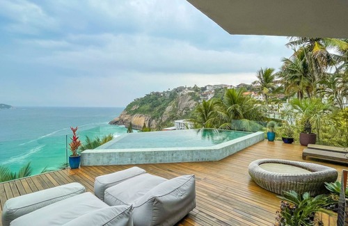 Joatinga House | It is located in a stunning and privileged setting on Joatinga beach.