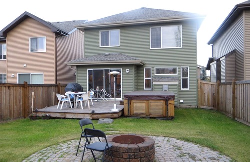 Southwest Edmonton House | It's all about the atmosphere. Our home is pristine and tastefully decorated. 20 minutes from the Airport. You’ll love our home because of the open concept, the coziness, the location. It's great for couples, solo adventurers, business travelers, and f.