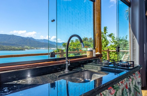 Portinho Apartment | Italian panoramic penthouse suite and hill 12 minutes from the beach, we accept pets!