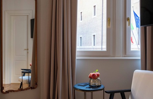Rione II Trevi Apartment | Iustitia - Apartment with Frescoes