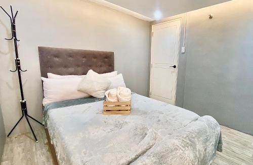 Cainta Apartment | IV’s Condo w/Netflix, Wifi & Karaoke