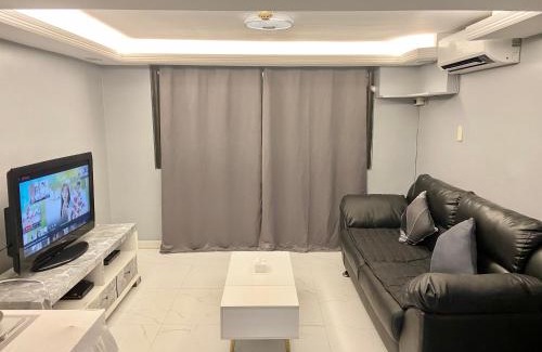 Cainta Apartment | IV’s Condo w/Netflix, Wifi & Karaoke