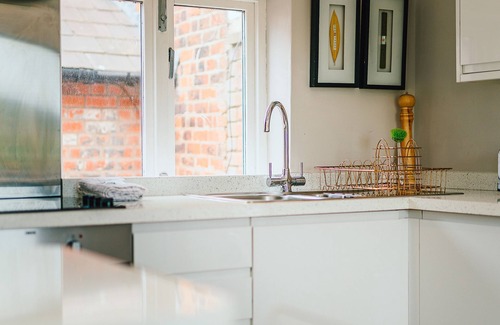 Chester Cottage | IVY COTTAGE, pet friendly, character holiday cottage in Chester