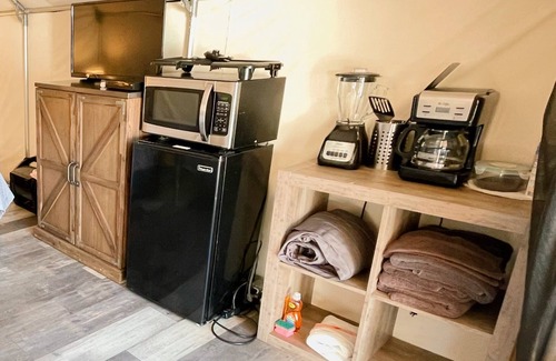 Prairie Lea House | #J Son's Blue River Camp - Glamping Cabin w/2 Queen Beds