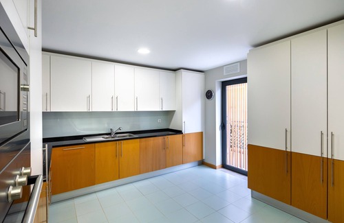 Olhao Apartment | Jacaranda Apt.3 bed 3 bath.ROOFTOP POOL. A/C, heating. Lic.# 89195/AL