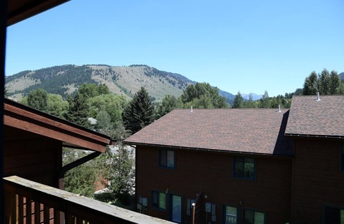Jackson Condo | Jackson Hole 2 Bedroom Mountain Chic Townhome-10 min walk to Town Square