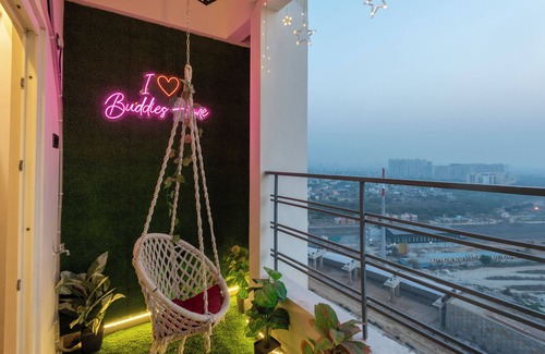 Greater Noida Apartment | Jacuzzi and Chill By Buddies Home