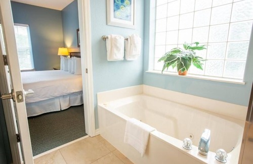 Branson Hotel | Jacuzzi Escape in Ozarks w/Full Kitchen & Balcony for Outdoor Dining | 3 Units